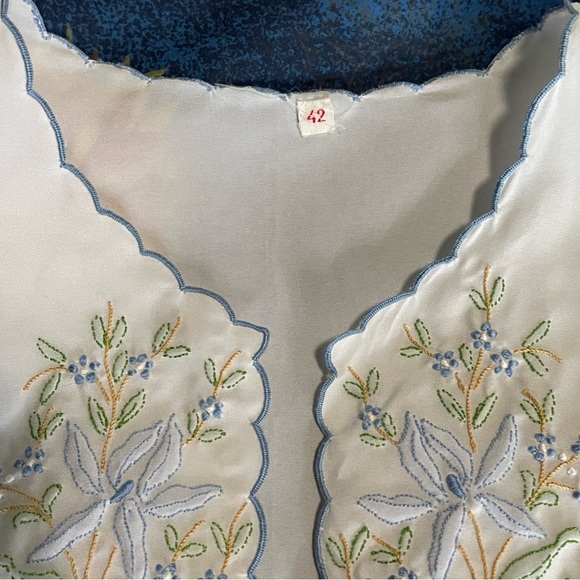 Embroidered blouse - Picture 3 of 5